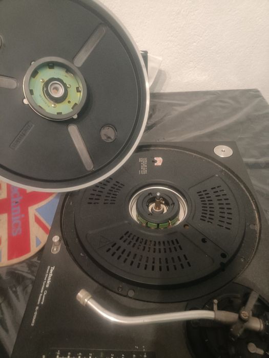 Vende-se gira discos