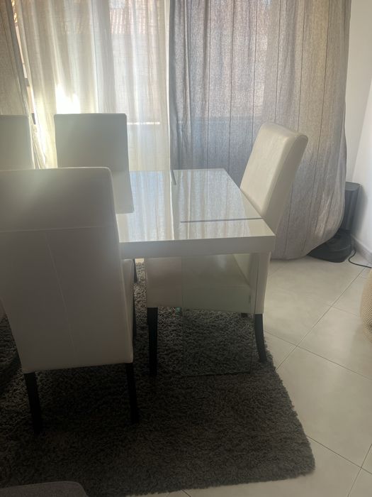 Mesa ikeia com 4 cadeiras