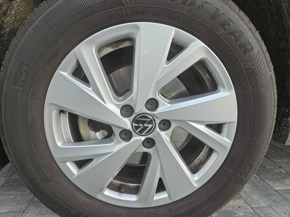 Oryginalne felgi VW R16 5x100 + letnie Goodyear EfficientGrip – DOT 06/26 – komplet