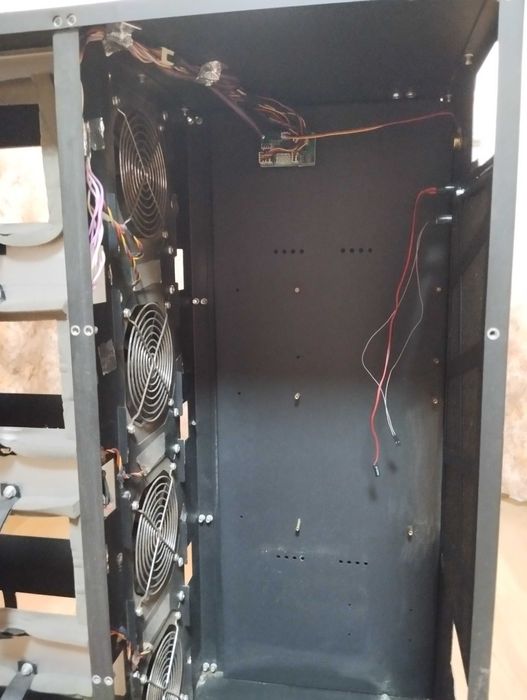 Корпус Donnager на 8 відеокарт з кожухом