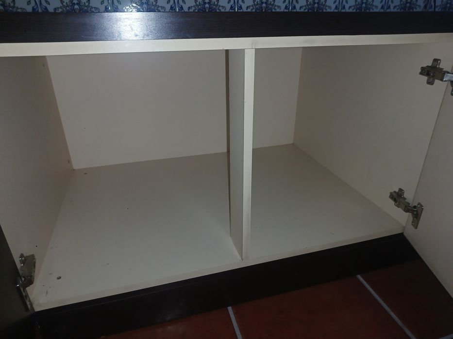 Movel TV sala muito robusto com portas