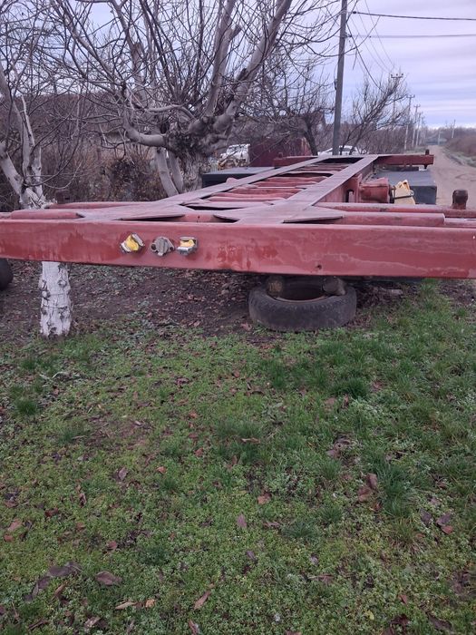 Прицеп на ходу на бескамерных дисках .Девять дисков.Подходят камаз .