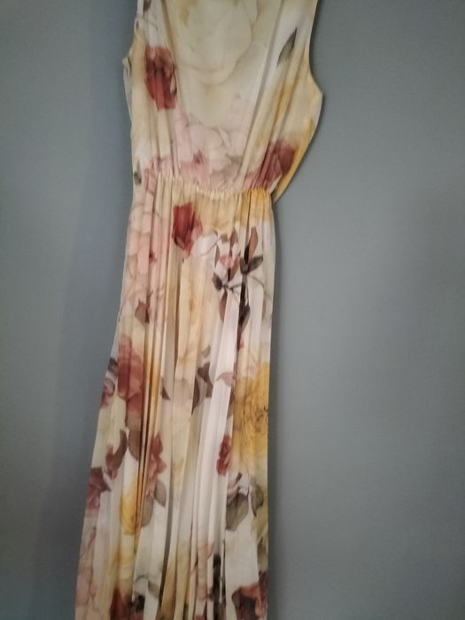 Piękna długa sukienka elegancka