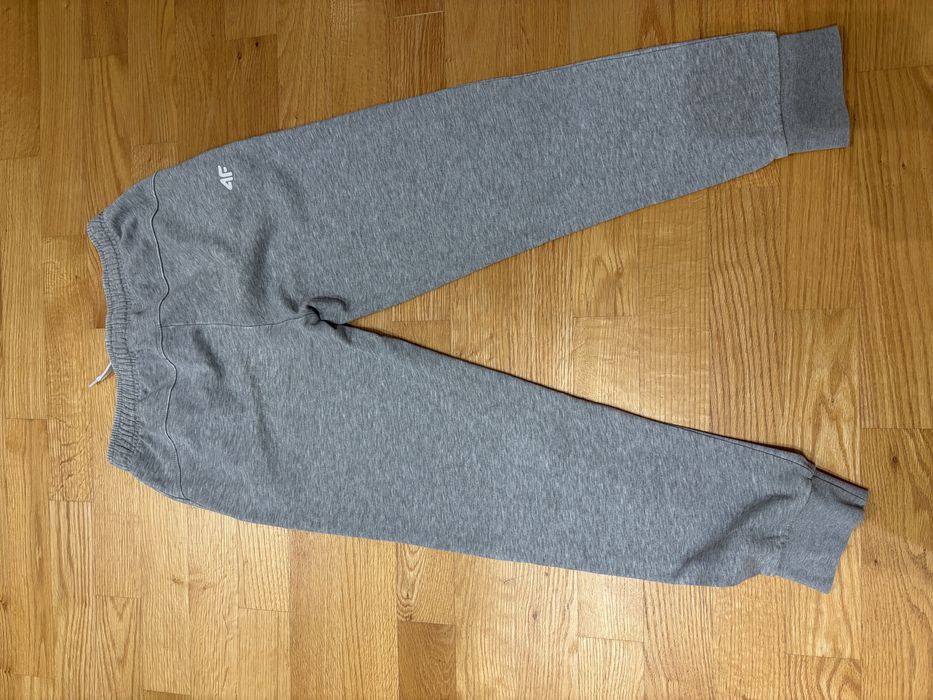 Dziewczęce  spodnie dresowe 4F 164cm szare