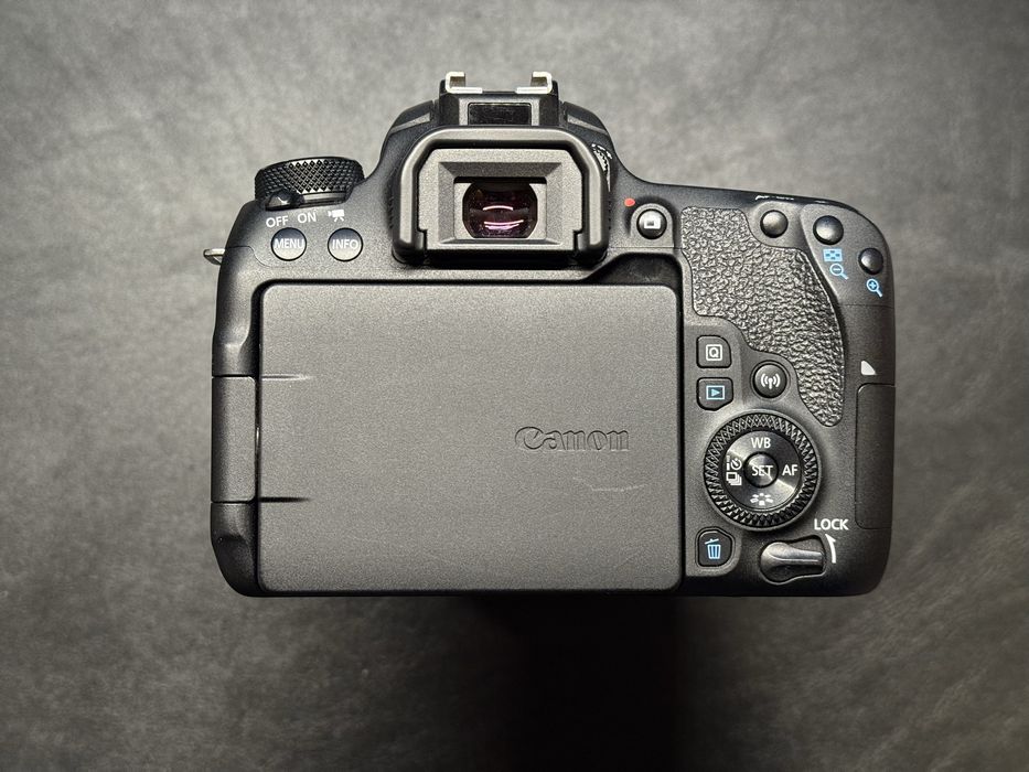 Lustrzanka Canon EOS 77d + obiektyw Canon EF-S 18-135mm