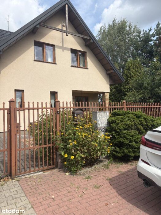Przestronny dom z ogrodem i garażem na sprzedaż