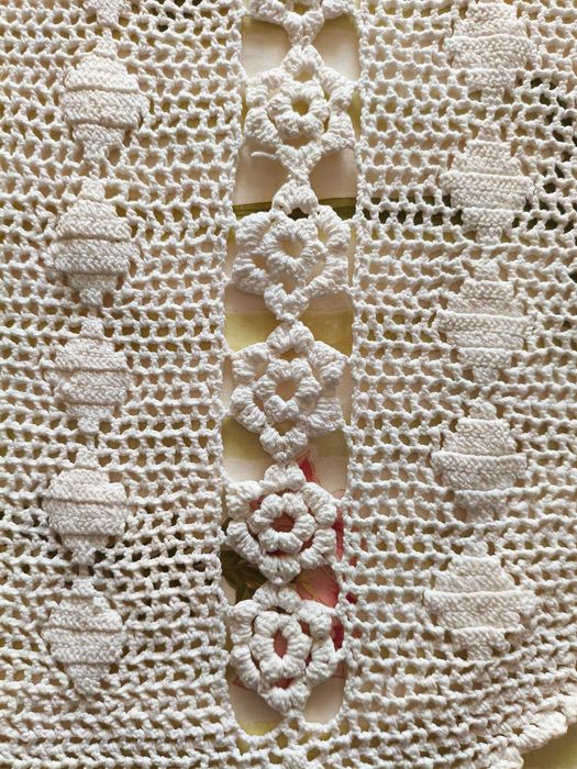 Lote 5 - 4 Corredores de Mesa em Crochet com Padrão Floral
