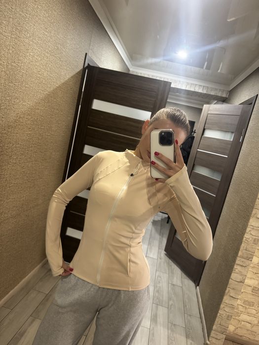 Нова спортивна кофта