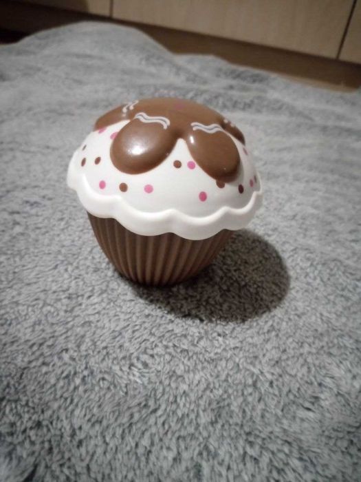 Лялька,що складається в кекс.