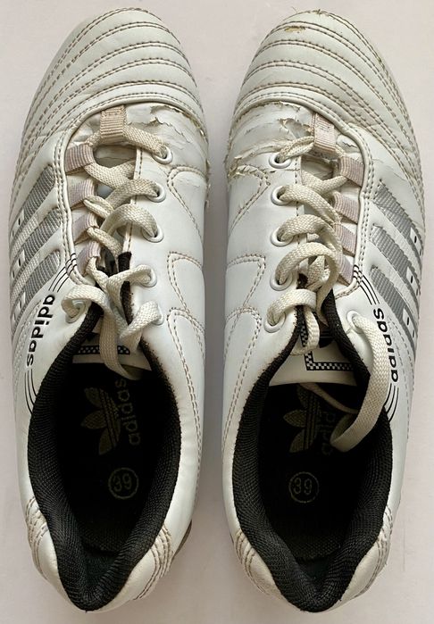 Футзалки adidas.