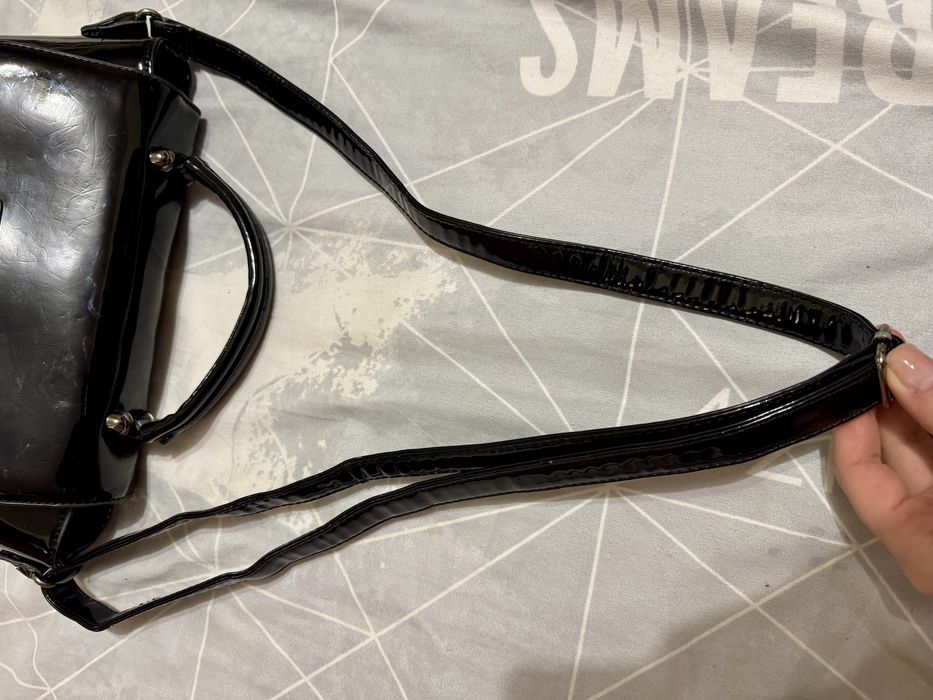 Жіноча чорна лакова сумочка