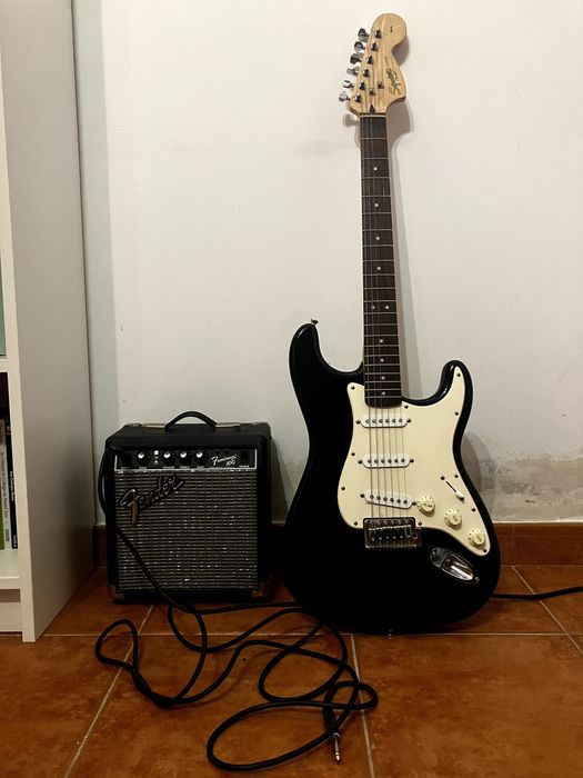 Guitarra elétrica Stratocaster Fender Squier + amp e cabo