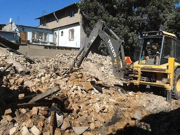 Tanie Rozbiórki i Wyburzenia Budynków Wiaty Garaże Konstrukcje Drewniane  Wykopy wraz z wywozem . Roboty Ziemne Młot