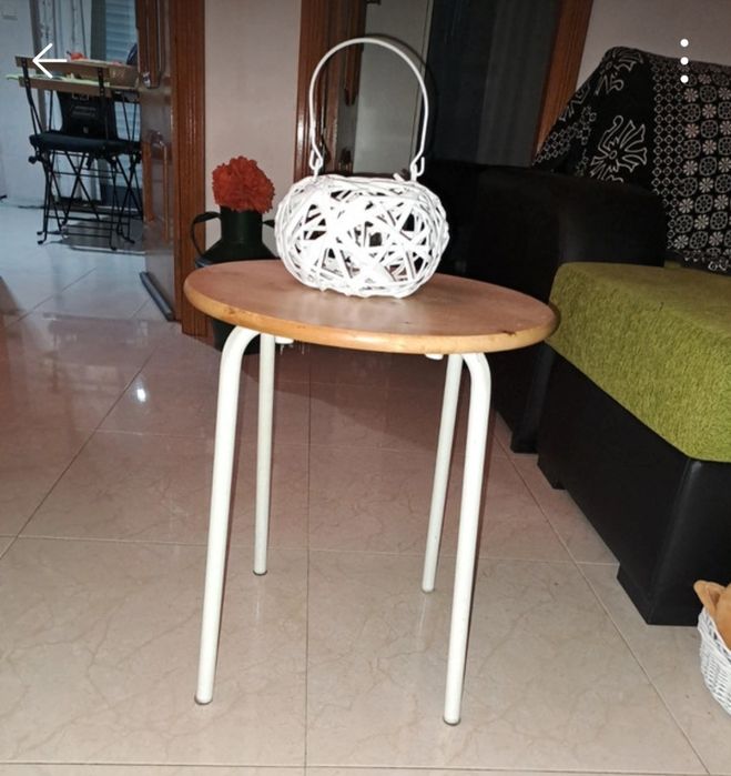 Mesa de apoio em madeira e base em ferro.