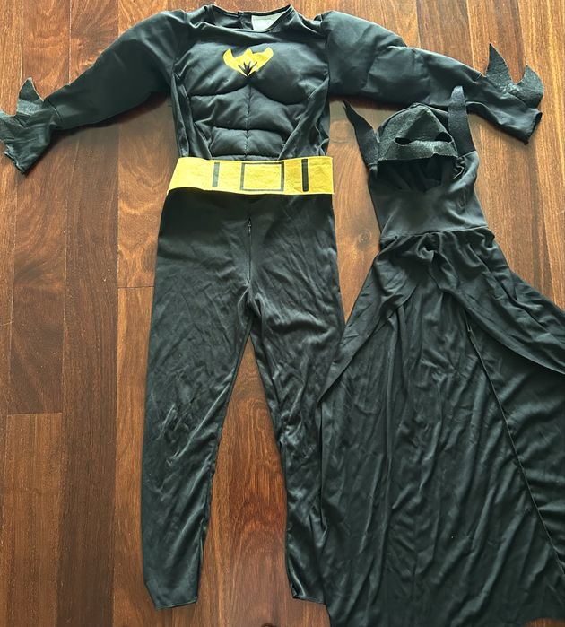 Fato Batman com músculos e capa 130-140cm