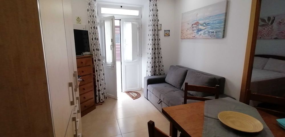 Casa de férias T2 no centro de Sesimbra a 90 metros da praia.
