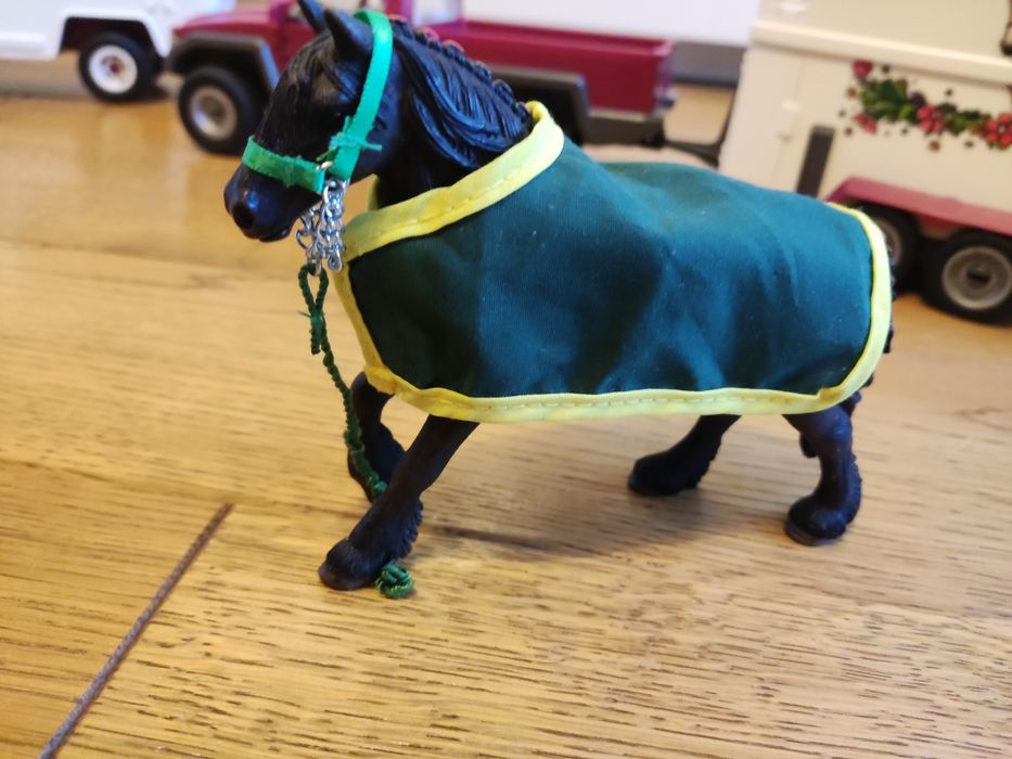 Schleich Auto z przyczepą +koń + dodatki