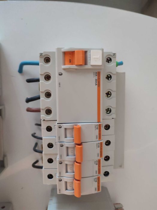 Material elétrico novo e usado