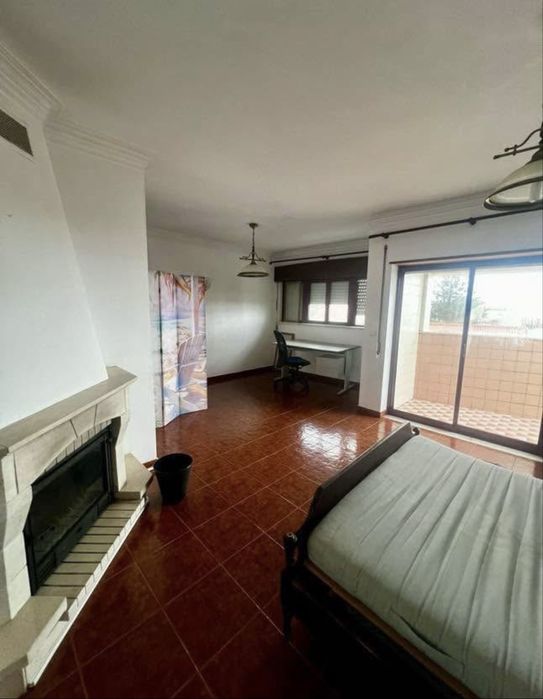 Aluga-se quarto espaçoso com varanda e piscina na Cotovia, Sesimbra