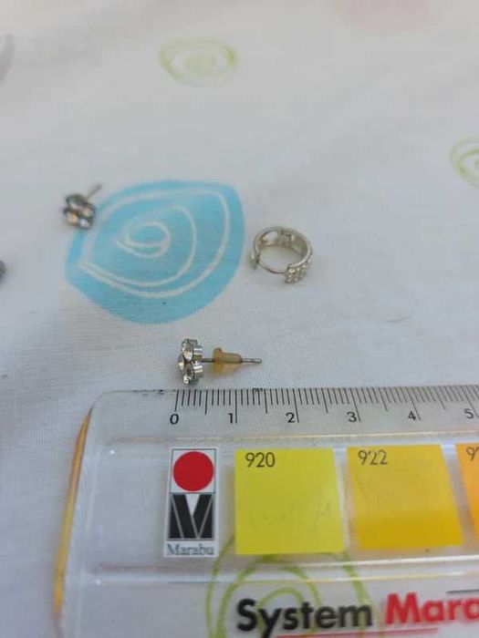 Conjunto / lote de vários brincos com brilhantes em falta
