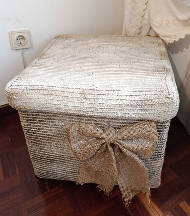 Caixa Grande Arrumação, em palha tratada e pintada, forrada, com tampa