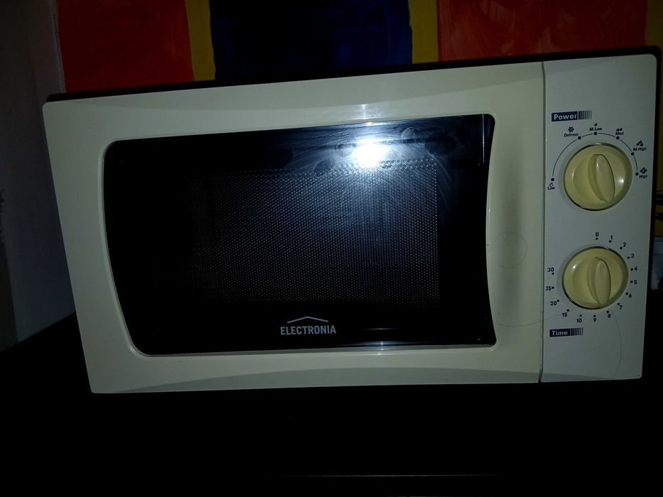 Micro-ondas a funcionar