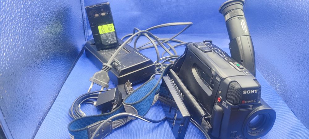 Sony Handycam CCD-TR305E com acessorios (com avaria)