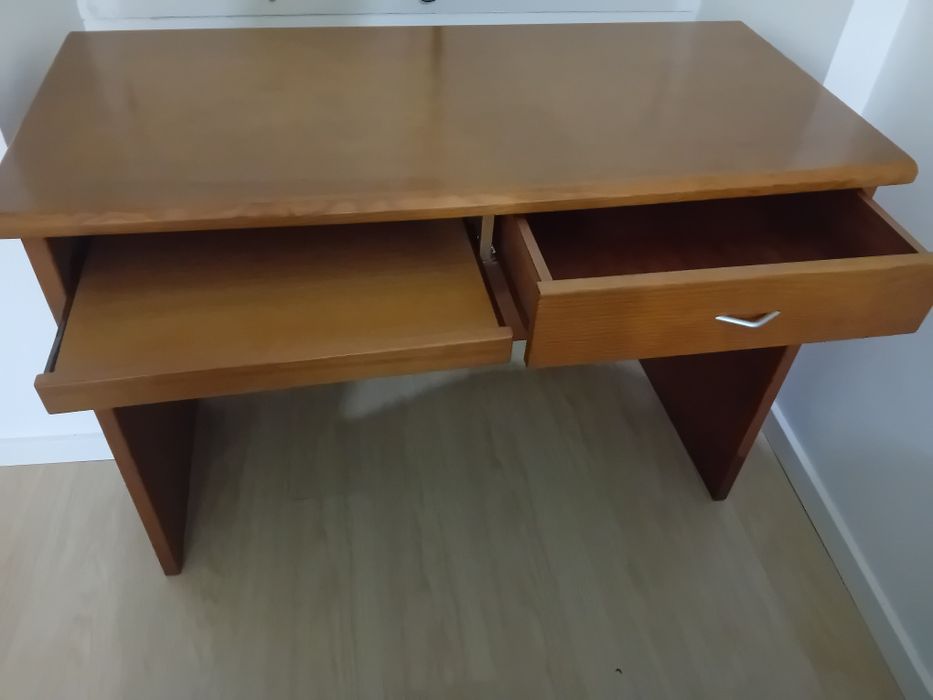 Secretária com gaveta