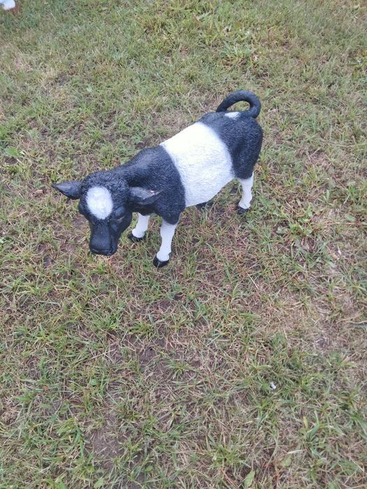 Figurka do ogrodu cielaczek