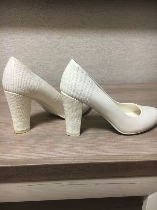 Туфлі колір айворі, лак, розмір 38