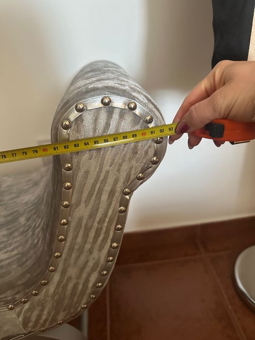 Banqueta cinza com tachas