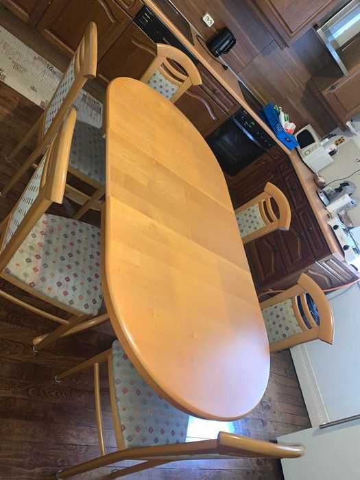 Mesa extensível em madeira com 6 cadeiras