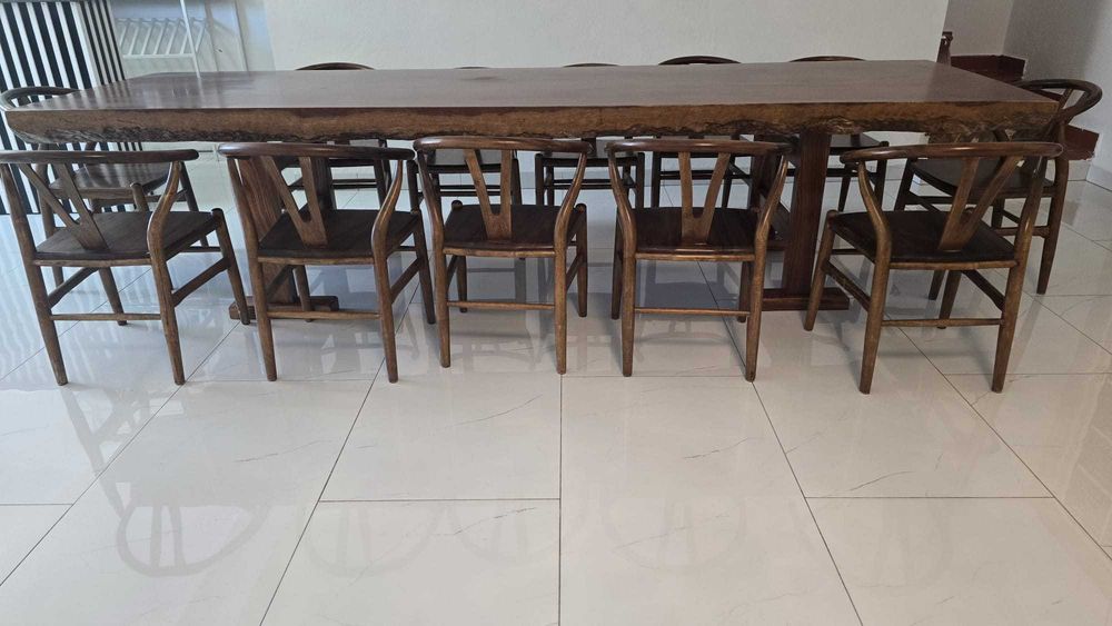 Conjunto Exclusivo: Mesa de Madeira Maciça com Bordas Naturais + 12 Cadeiras Wishbone