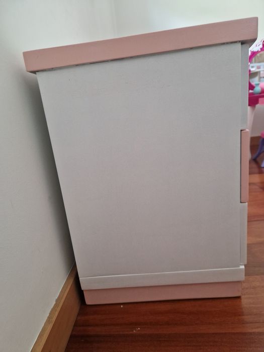 Cómoda e mesa de cabeceira