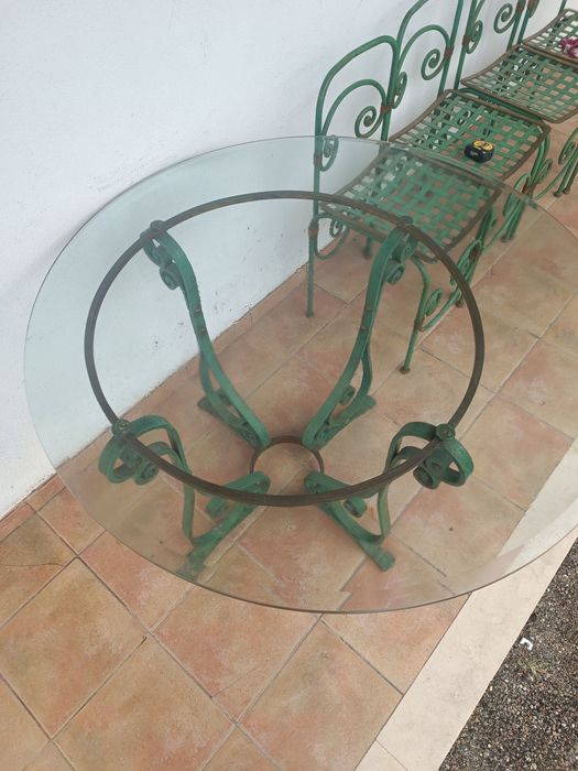 Mesa de vidro e cadeiras ferro forjado