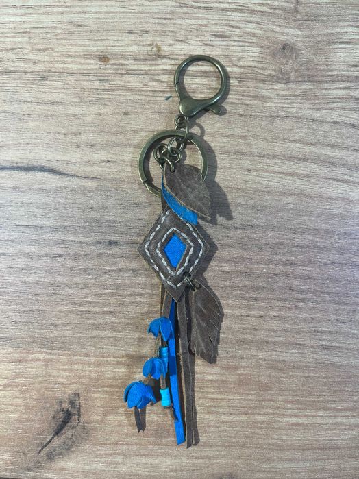 skórzany brelok amulet ze skórzanym frędzlem
