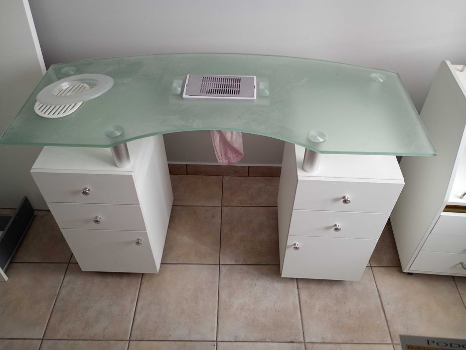 Biurko kosmetyczne wyposażenie zakladu