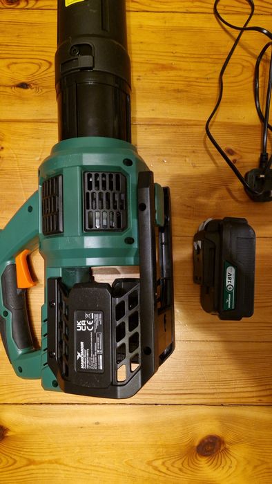 Mini pilarka na wysięgniku, dmuchawa