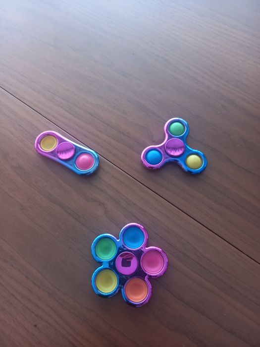 Fidget spiners coloridos com pop it
