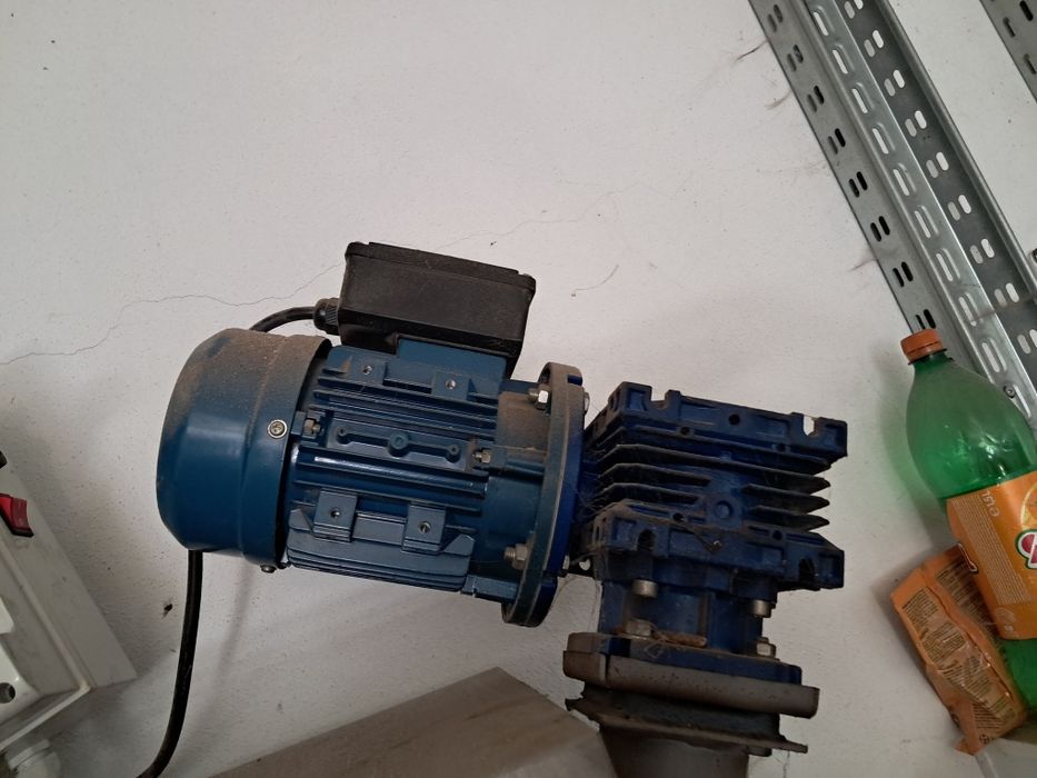 Queimador de peletes  estava aplicado num forno de assar leitao