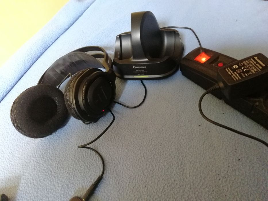 Słuchawki  bezprzewodowe PANASONIC RF radiowe RP-WF 820 zasilacz stacj