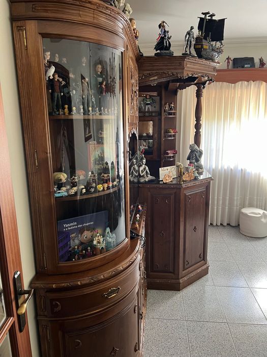 Móvel e bar em madeira