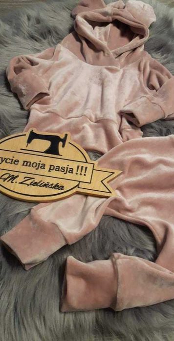 Brudny rozowy dresik welur