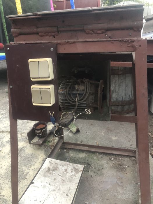 Деревообрабатывающий станок (Деревообробний станок)