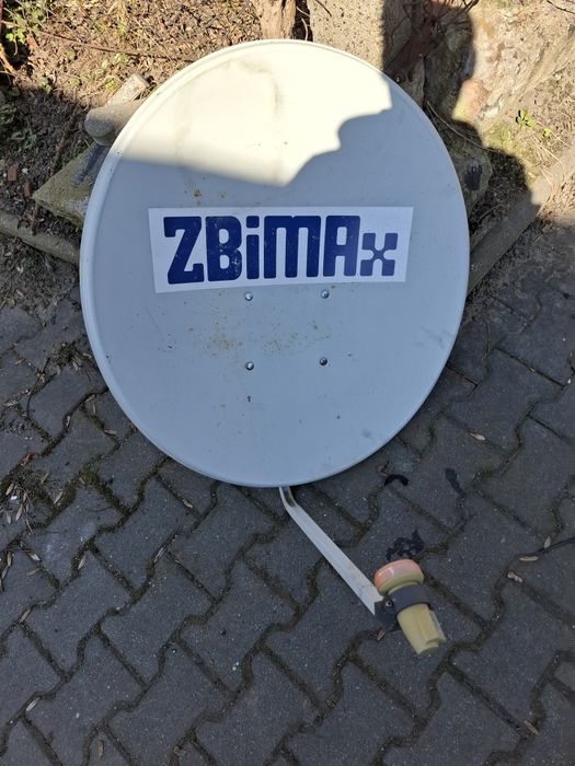 Talerz anteny satelitarnej z konwerterem i uchwytem.