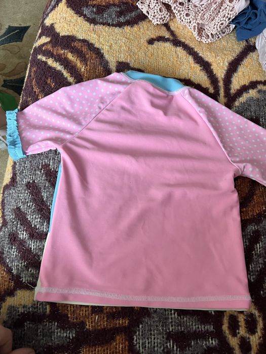 Подарую купальну футболку