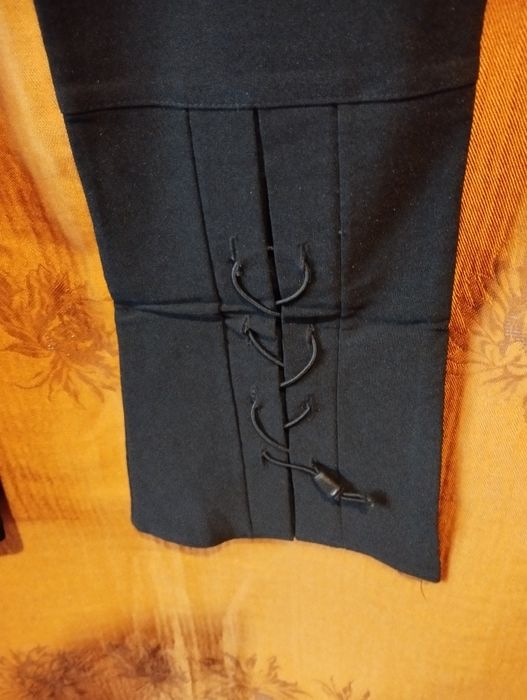 Czarne spodnie wizytowe z dekoracyjną nogawką