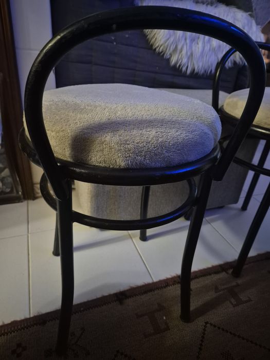 Conjunto de 2 bancos impecaveis