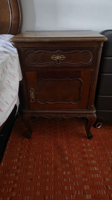 Vendo jogo de quarto composto por uma cama de casal com estrado e duas mesas de cabeceira em ótimo estado