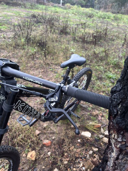 Bicicleta Downhill Kona